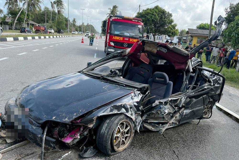 Keadaan kenderaan dinaiki mangsa selepas terbabas di Kilometer 54, Jalan Kuala Terengganu-Kuantan dekat Kampung Jambu Bongkok, Marang pada petang Rabu. - Foto Ihsan PDRM