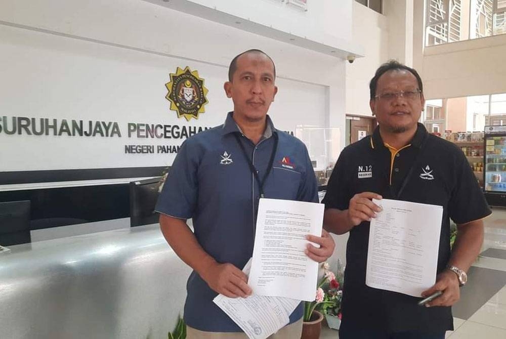 Andansura (kanan) menunjukkan laporan kepada SPRM bagi membolehkan agensi itu menyiasat kemungkinan terdapat salah laku dalam penguatkuasaan undang-undang di Pejabat SPRM Pahang pada Rabu.