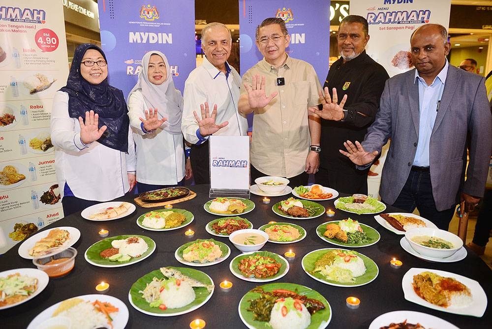 Salahuddin bersama Timbalan Menteri KPDN, Fuziah Salleh dan Ameer Ali ketika melancarkan Menu Rahmah di Pasaraya Mydin.