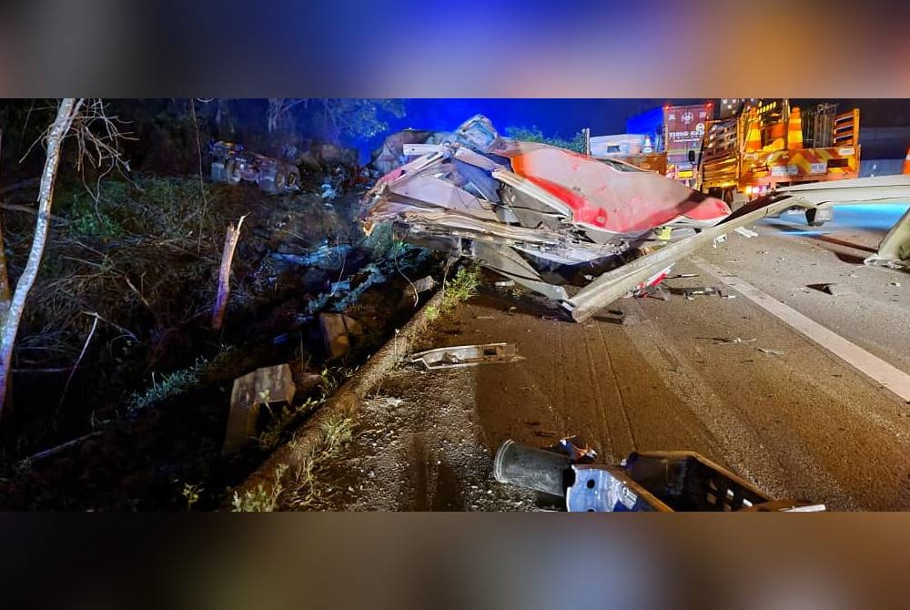 Keadaan kemalangan membabitkan sebuah lori tangki yang terbabas di laluan lebuh raya arah utara dekat Kuala Kangsar pada Khamis. - Foto Bomba Perak