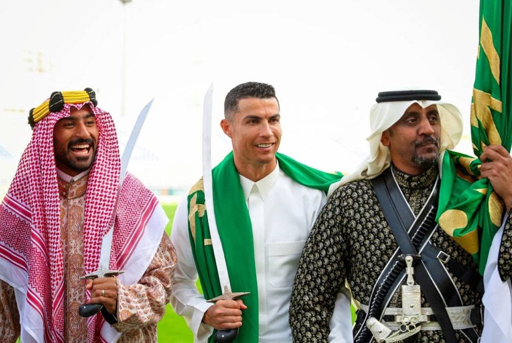 Ronaldo (tengah) turut sama meraikan Hari Penubuhan Arab Saudi.