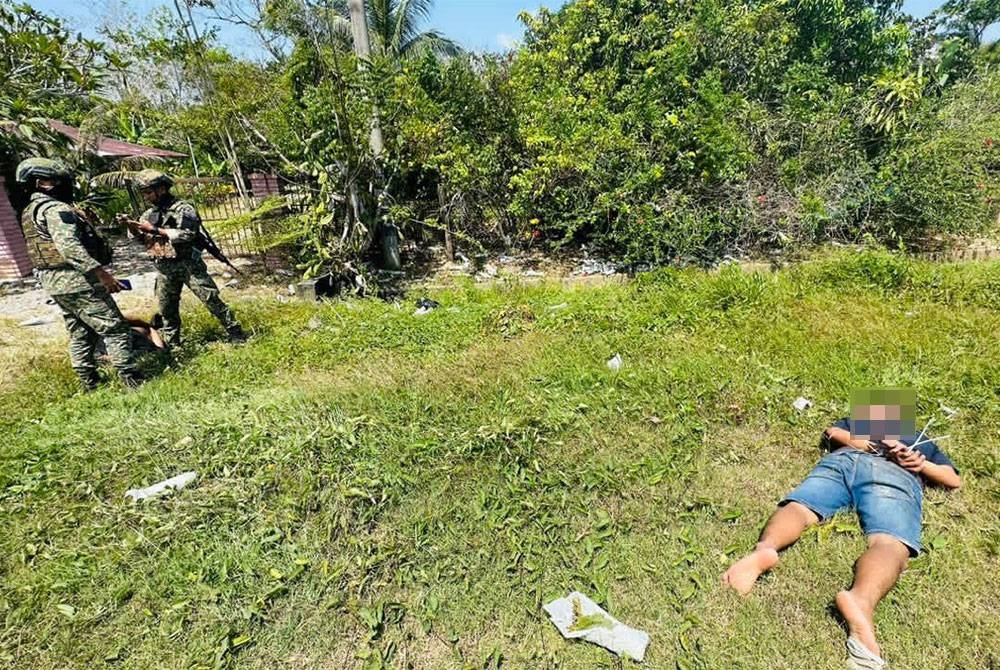 Salah seorang suspek membawa ketum yang ditahan selepas kenderaan dinaiki mereka hilang kawalan lalu terbabas di kawasan Durian Burung, di Padang Terap, pada Rabu.