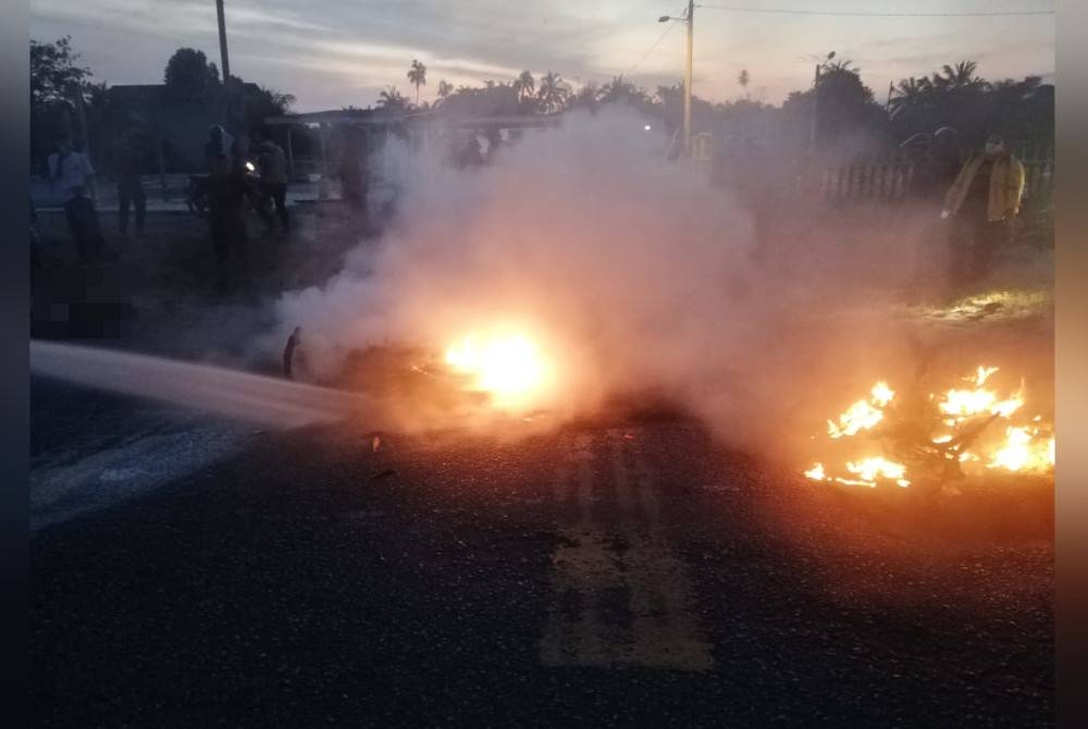 Seorang disahkan maut dalam kebakaran dua motosikal yang bertembung di Jalan Pantai Remis pada Khamis. - Foto Bomba Perak