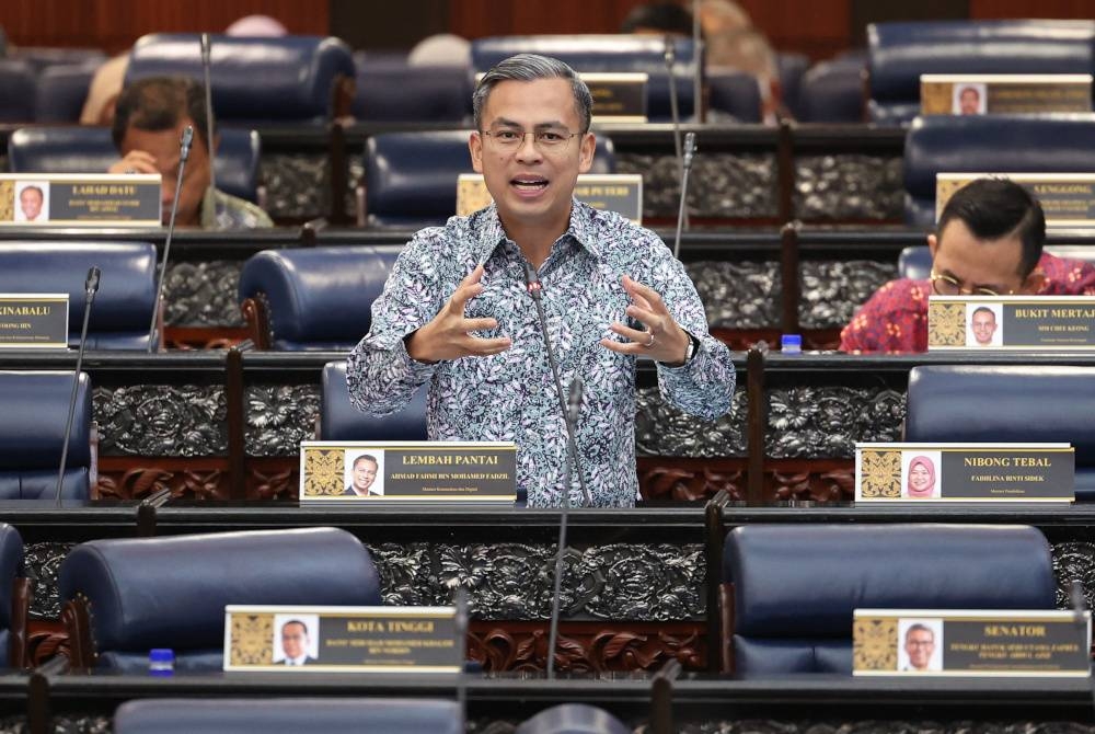 Fahmi menjawab pertanyaan ketika sesi soal jawab lisan pada Mesyuarat Pertama Penggal Kedua Parlimen ke-15 di Bangunan Parlimen hari ini.