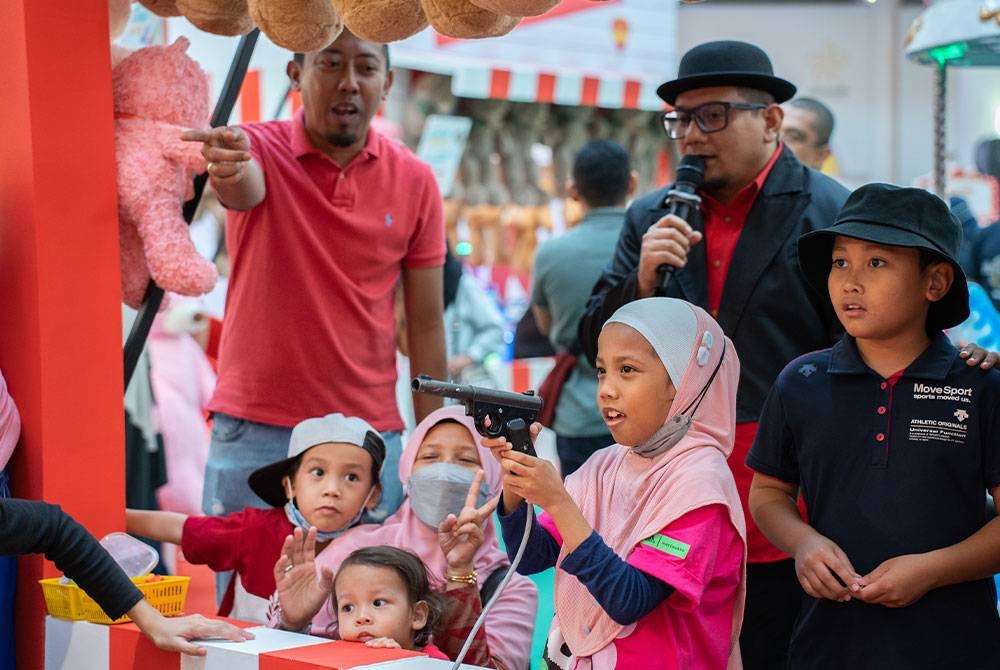 Pengunjung kanak-kanak berpeluang memenangi hadiah seperti set alat seni, mainan lembut dan Pas Superkidz Day.