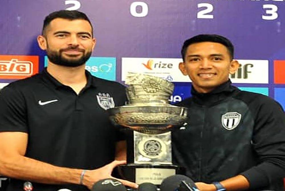 Jordi (kiri) dan kapten TFC, Shahrul Nizam Roshani pada sidang akhbar berkenaan.