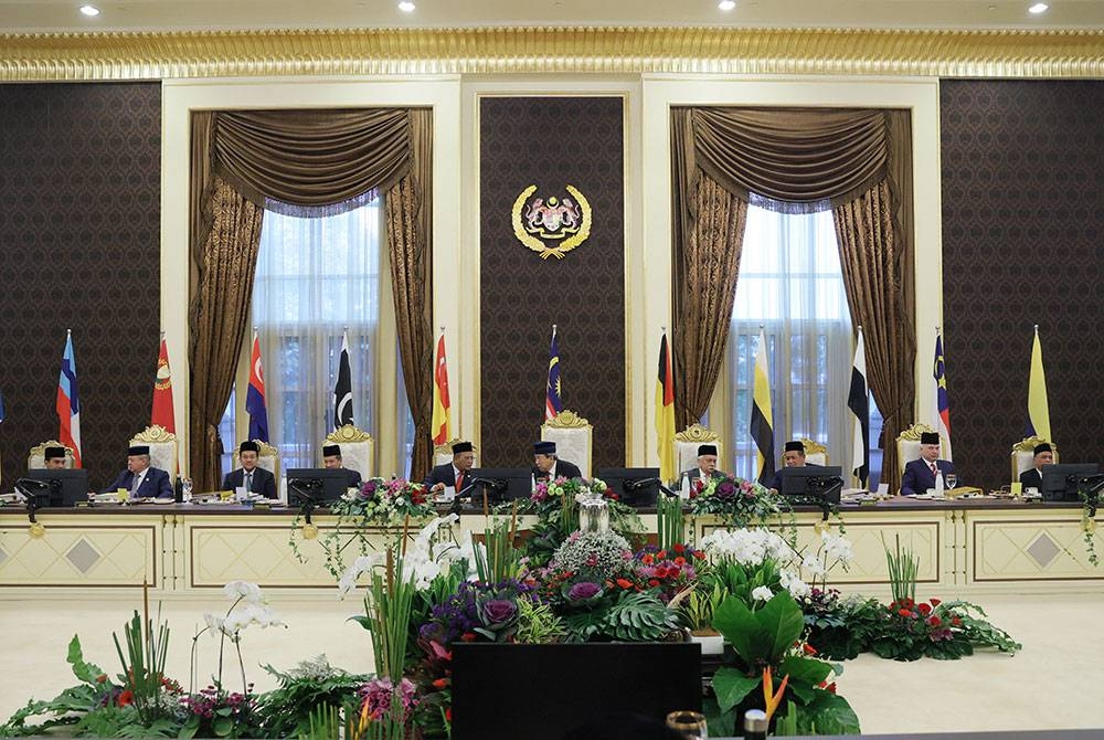 Sultan Selangor (lima dari kanan) mempengerusikan Mesyuarat Majlis Raja-Raja ke-261 di Istana Negara. - Foto Bernama