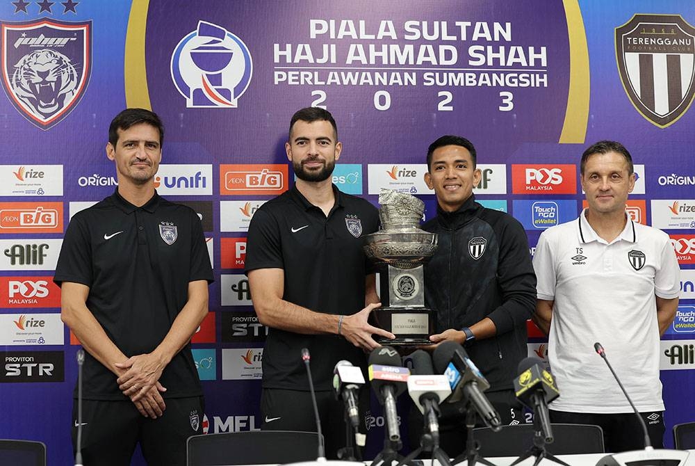 Kapten JDT, Jordi Amat (dua dari kiri) dan Kapten TFC, Sharul Nizam Roshasni (dua dari kanan) bersama Piala Sultan Haji Ahmad Shah sempena perlawanan Sumbangsih 2023 selepas sidang media di Stadium Sultan Ibrahim pada Khamis. - Foto Bernama