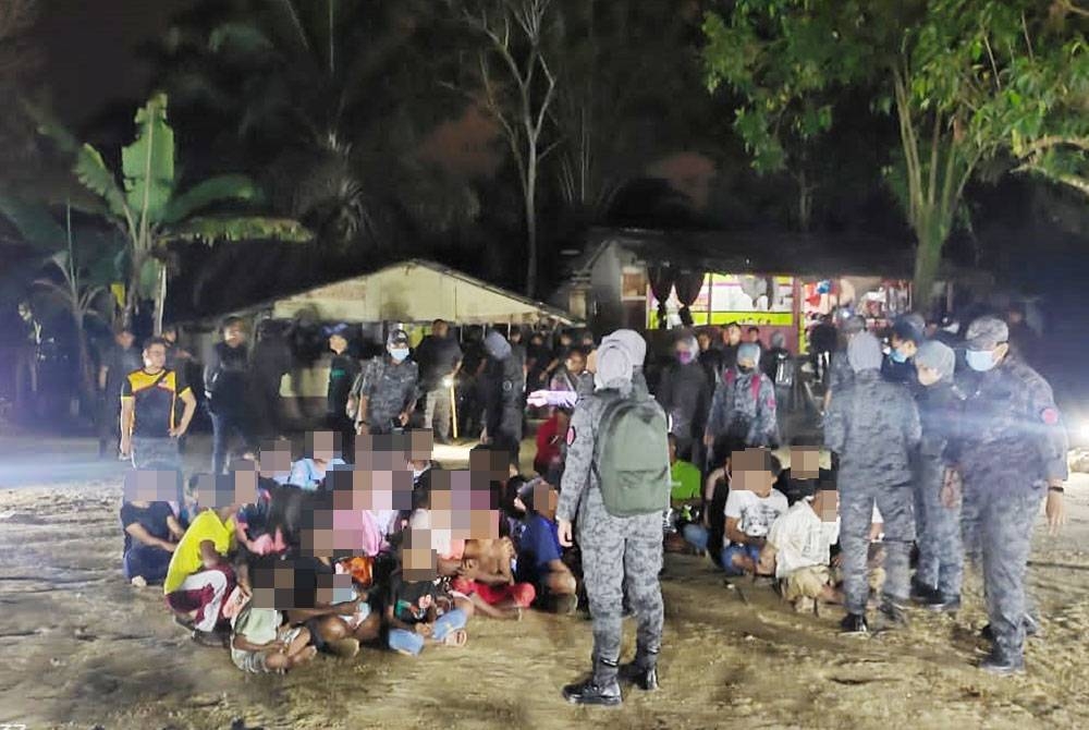 Media sebelum ini melaporkan pada awal Februari lalu, JIMNS bersama beberapa agensi penguat kuasa negeri menyerbu sebuah penempatan haram yang dibina sekumpulan PATI dari Indonesia di Nilai Springs, Nilai.