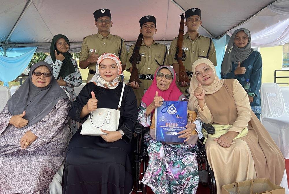 Waris kepada anggota polis yang terkorban dan insiden serangan Balai Polis Bukit Kepong, Fatin Amalina Abd Wahab (duduk, dua dari kiri) bersama ibunya, Jamilah Abu Bakar, (duduk, dua dari kanan) ketika ditemui pada Majlis Memperingati Peristiwa Bukit Kepong dekat sini.