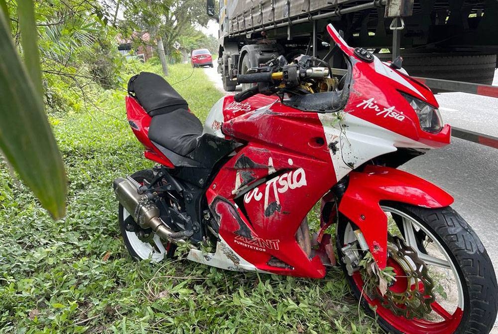 Nahas motosikal dan treler yang mengorbankan seorang warga emas di Kilometer 62 Jalan Ipoh-Kuala Lumpur dekat Tapah pada Khamis.