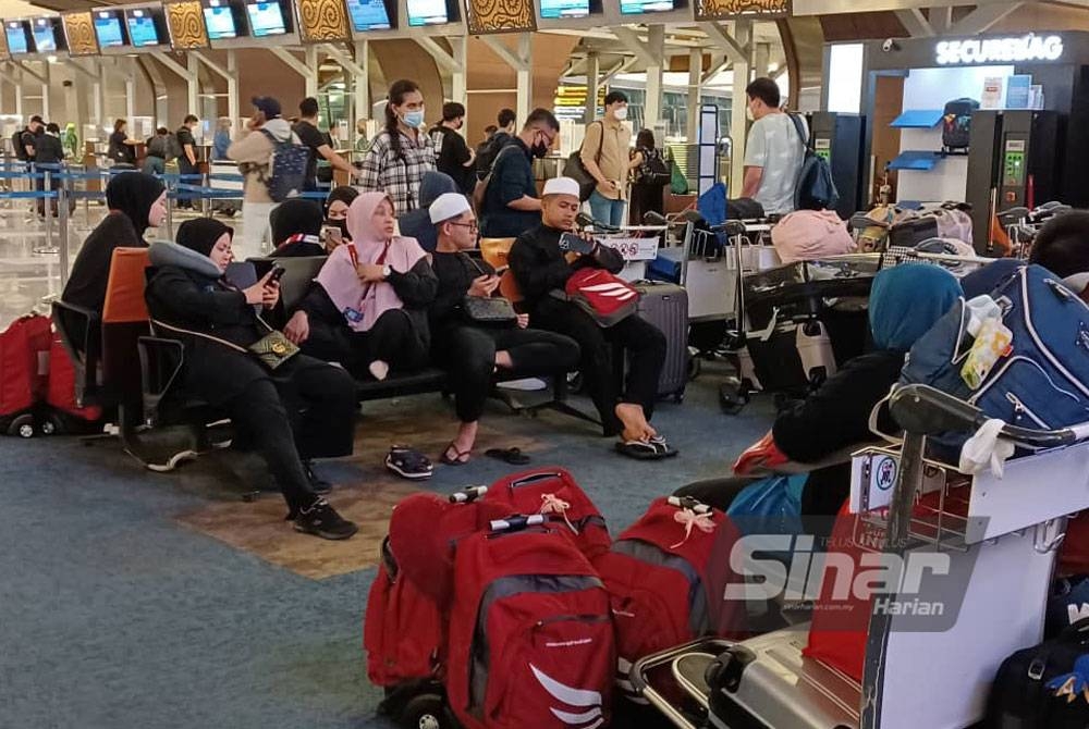 Jemaah umrah terkandas di Lapangan Terbang Soekarno-Hatta, Jakarta, sejak jam 6 petang tadi.