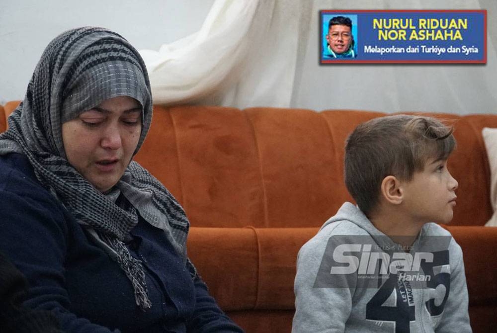 Sobah Tayyar (kiri) sebak menceritakan anak sulungnya, Muna Tayyar, 17, yang tidak sempat untuk melangsungkan perkahwinan selepas terkorban dalam kejadian gempa bumi melanda Turkiye pada 6 Februari lalu.