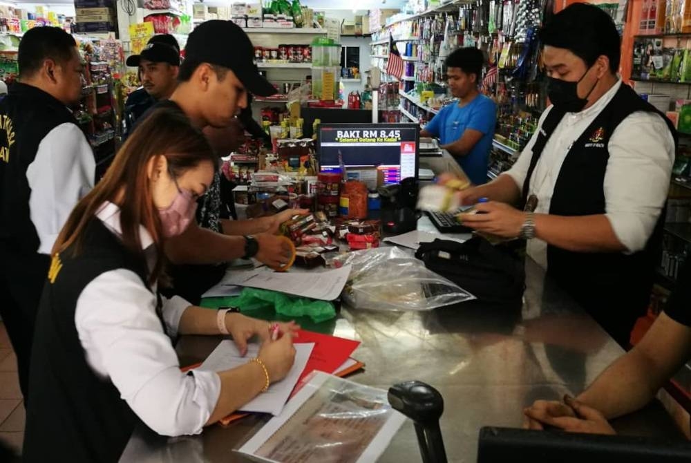 Sebahagian petugas daripada JKN Johor pada operasi bersepadu berkenaan.