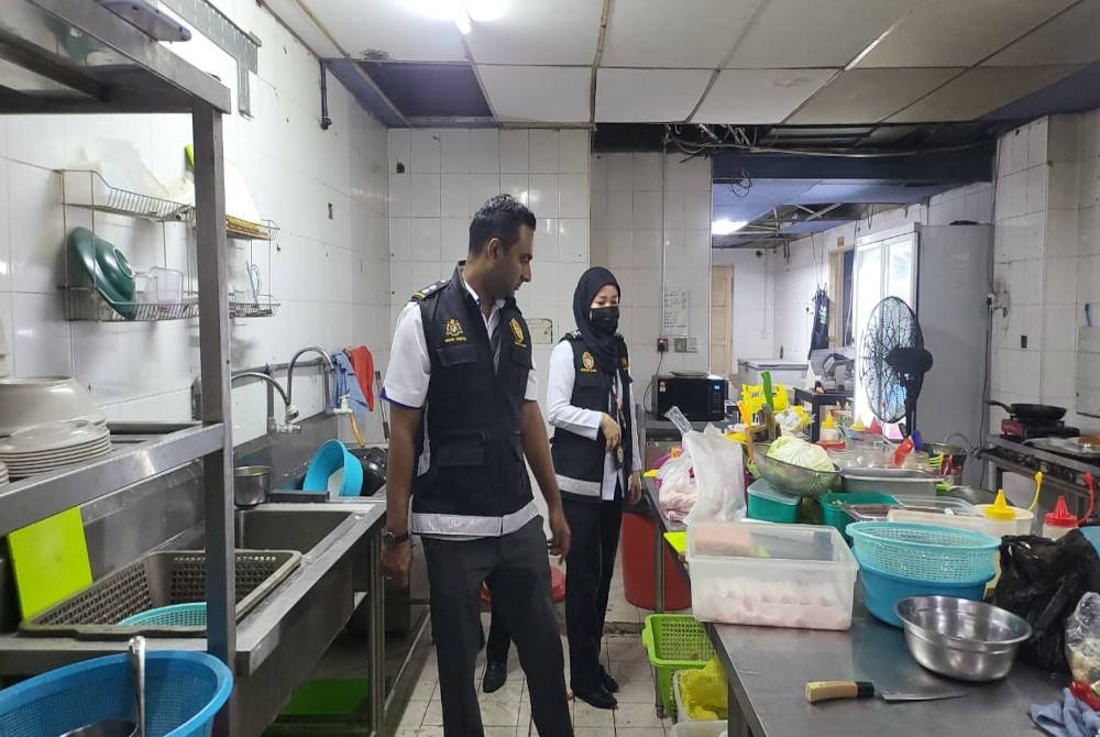 Dr Pathman dan Rozita membuat pemeriksaan di salah sebuah dapur premis yang diperiksa dalam operasi di Anjung Samudera, Kota Kinabalu.