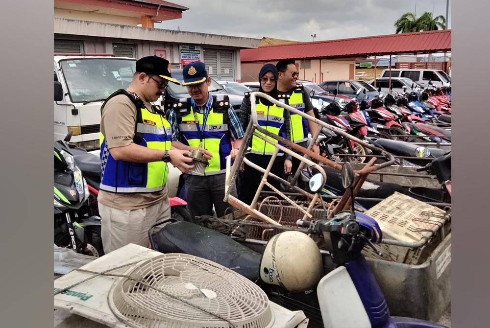 Mohd Misuari (kiri) menunjukkan besi yang dirampas bersama kenderaan melalui Ops Pemandu Warga Asing malam Khamis.