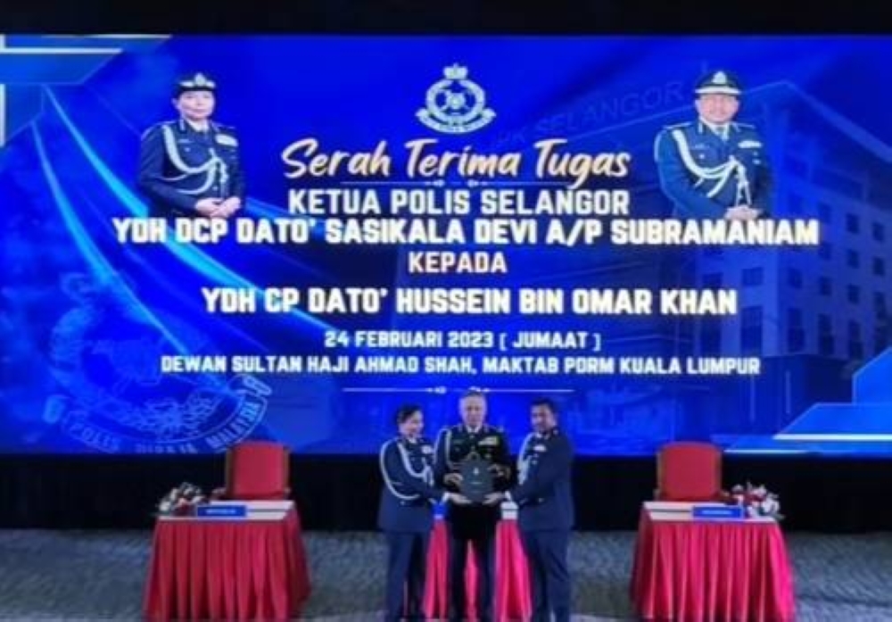 Acryl Sani (tengah) menyaksikan serah terima tugas antara Sasikala Devi dan Hussein dalam majlis di Maktab Polis Diraja Malaysia (PDRM), Cheras, di sini pada Jumaat. 