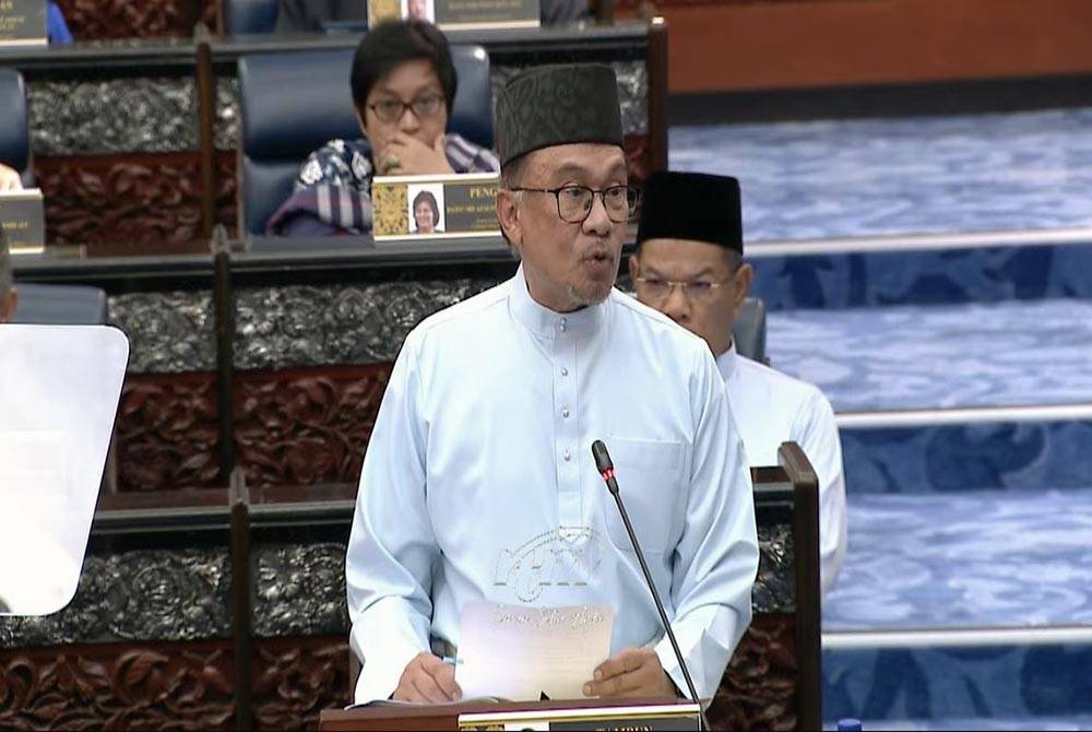 Anwar semasa membentangkan Belanjawan 2023 di Dewan Rakyat pada Jumaat. 