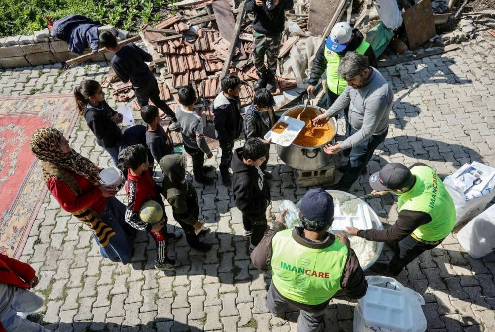 Kumpulan sukarelawan bersama penduduk tempatan menyediakan masakan panas untuk dihidangkan kepada kira-kira 200 mangsa gempa bumi yang terjejas di sekitar Hatay, Turkiye.