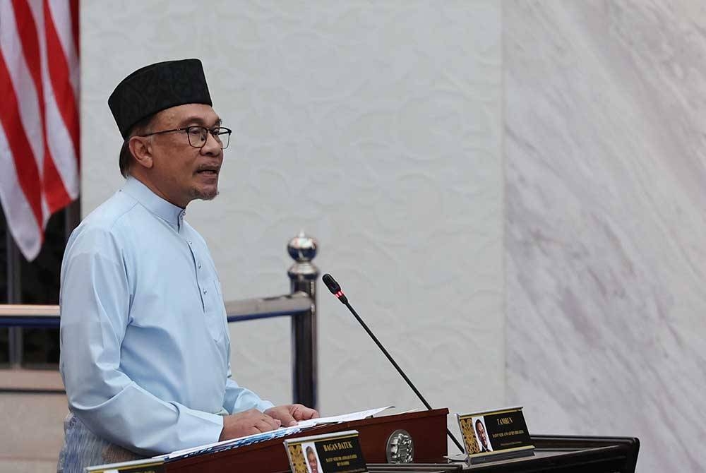 Anwar ketika membentangkan Belanjawan 2023 Malaysia Madani di Bangunan Parlimen pada Jumaat. - Foto Bernama