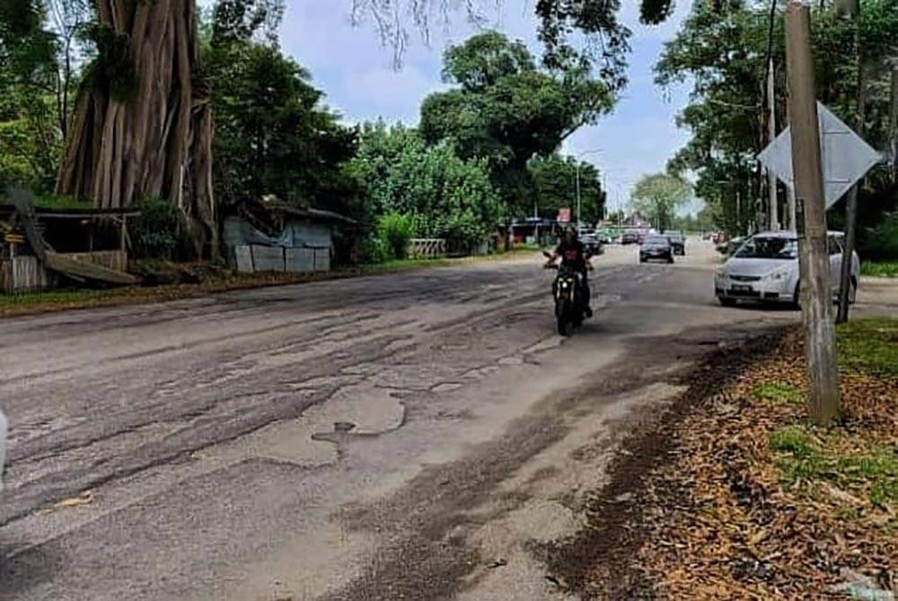 Sebanyak RM1.5 bilion diperuntukkan bagi menaik taraf dan membina baharu jalan perhubungan desa dan jalan-jalan luar bandar. - Gambar hiasan