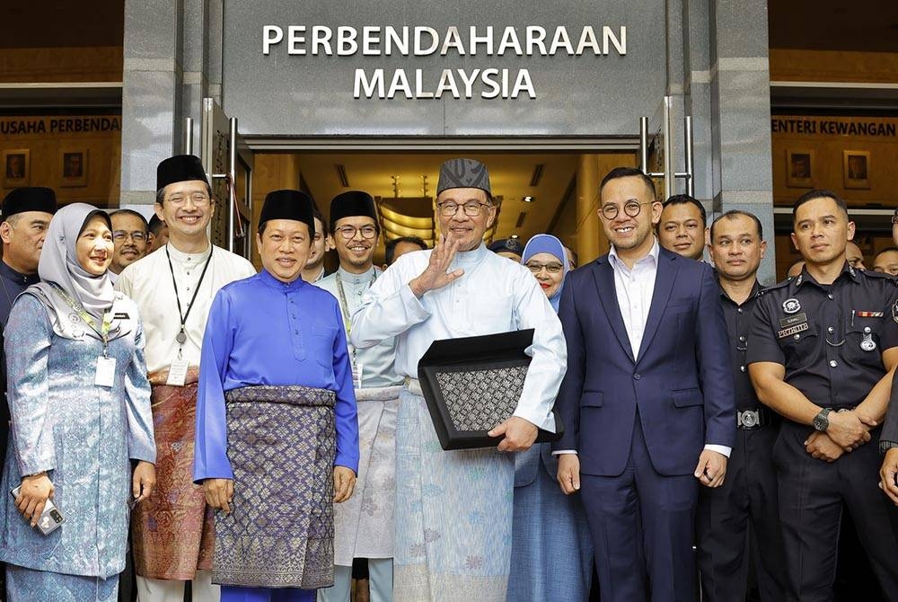  Anwar bersama dua timbalannya, Datuk Seri Ahmad Maslan dan Steven Sim Chee Keong. - Foto Bernama.