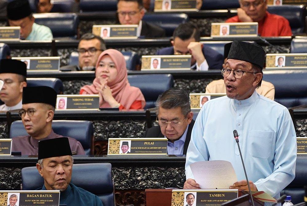 Perdana Menteri yang juga Menteri Kewangan Datuk Seri Anwar Ibrahim ketika membentangkan Belanjawan 2023 Malaysia Madani di Parlimen. - Foto Bernama.