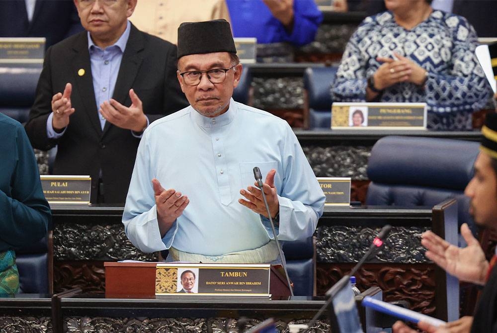 Anwar ketika membentangkan Belanjawan 2023 Malaysia Madani di Bangunan Parlimen pada Jumaat - Foto Bernama