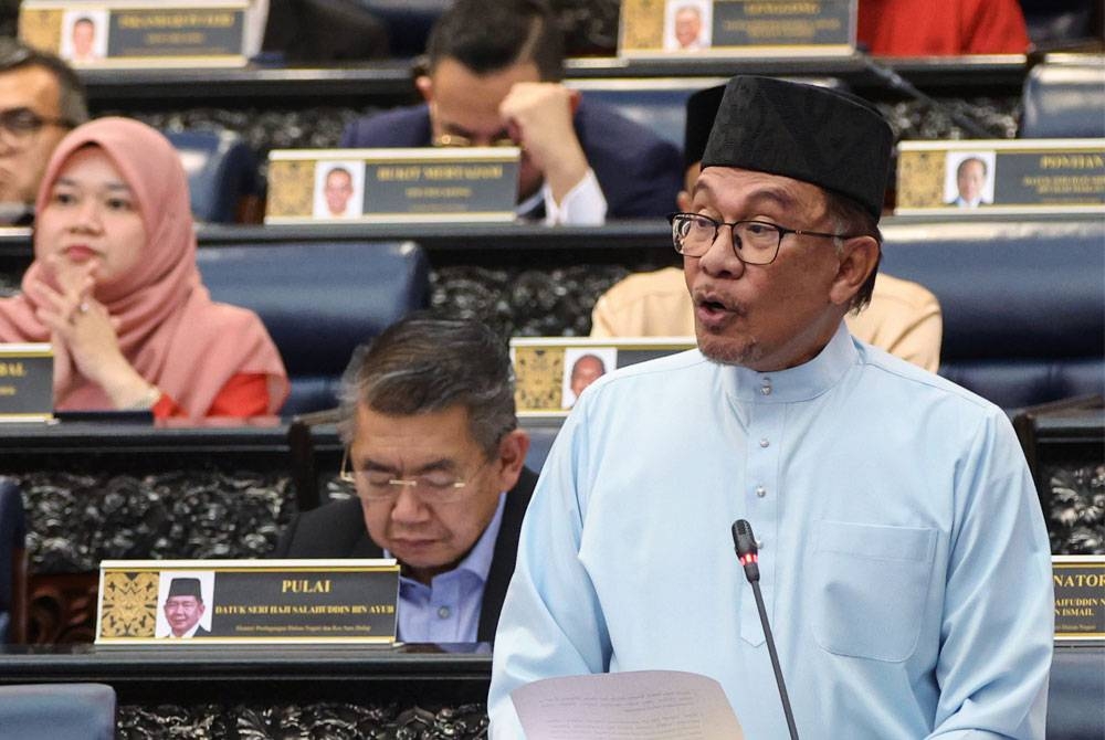 Perdana Menteri yang juga Menteri Kewangan Datuk Seri Anwar Ibrahim ketika membentangkan Belanjawan 2023 di Parlimen hari ini.   -Foto Bernama