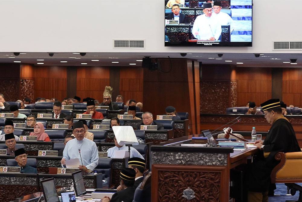 Perdana Menteri yang juga Menteri Kewangan Datuk Seri Anwar Ibrahim ketika membentangkan Belanjawan 2023 di Bangunan Parlimen hari ini. -Foto Bernama