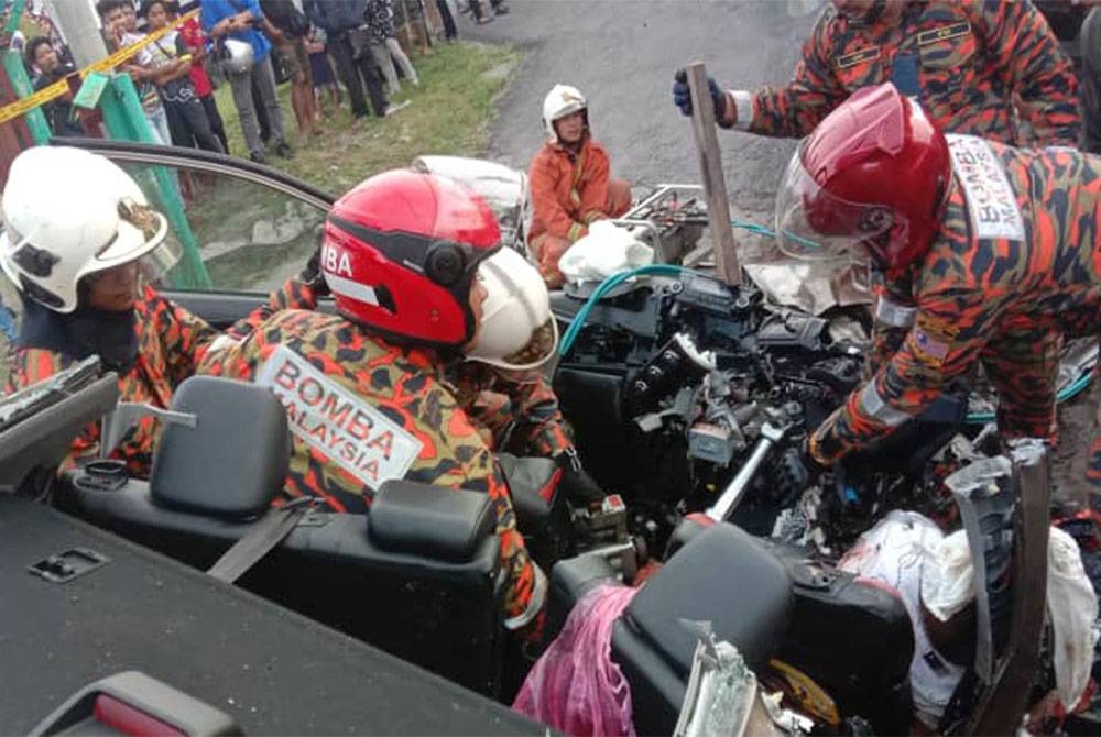 Operasi dilakukan anggota bomba mengeluarkan mangsa yang tersepit.