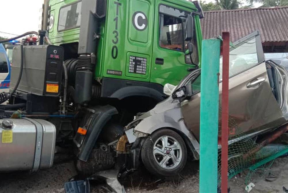 Keadaan kereta dan treler yang bertembung di Jalan Sungai Baru dekat Trong mengakibatkan empat maut pada Jumaat. - Foto: Bomba Perak