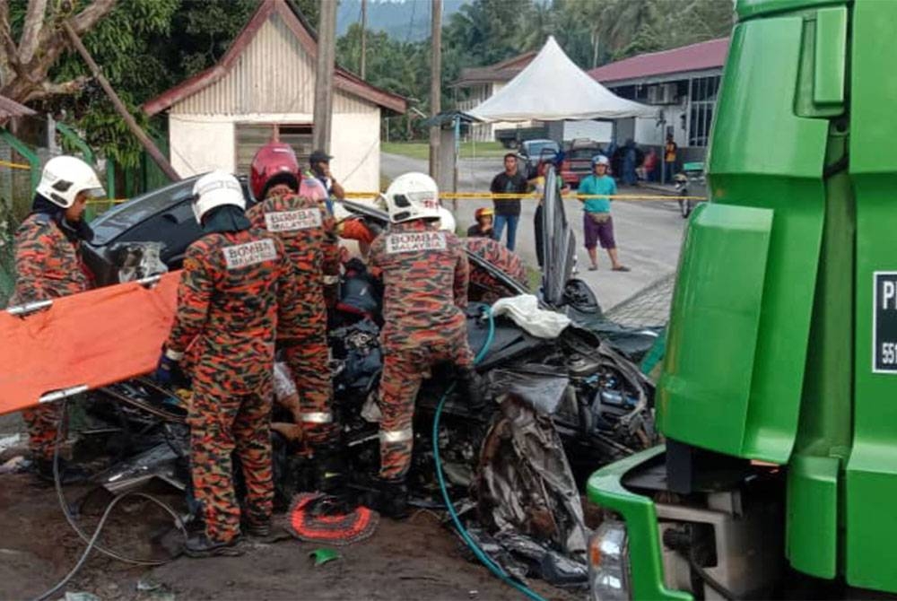 Empat maut dalam nahas sebuah kereta dan treler di Jalan Sungai Baru dekat Trong pada Jumaat.