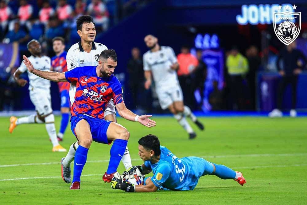 Pertahanan JDT, Jordi Amat (tengah) beraksi baik mengekang pergerakan penyerang TFC, Adisak Kraisorn pada perlawanan berkenaan.- Foto: FB Johor Southern Tigers.