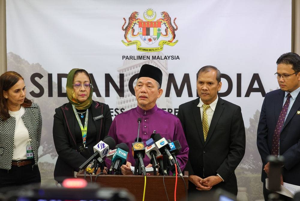 Fadillah (tengah) mengadakan sidang media di lobi Dewan Rakyat pada Jumaat. - Foto Bernama