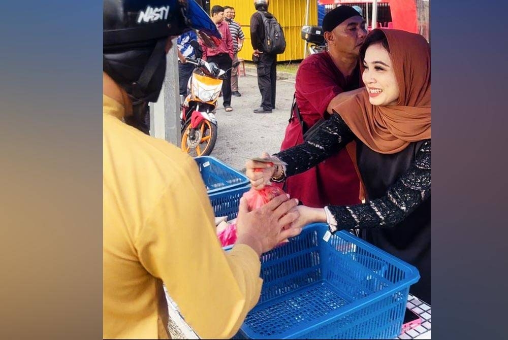 Mya mula berniaga nasi lemak di tepi jalan sejak awal tahun lalu.