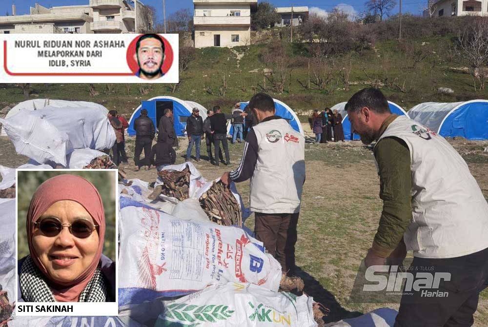 Petugas misi bantuan Tabung #BantuanBencana Sinar Harian x Syria Care menyusun sumbangan kayu api kepada mangsa gempa bumi di Az Zawf, Idlib. Gambar kecil: Siti Sakinah