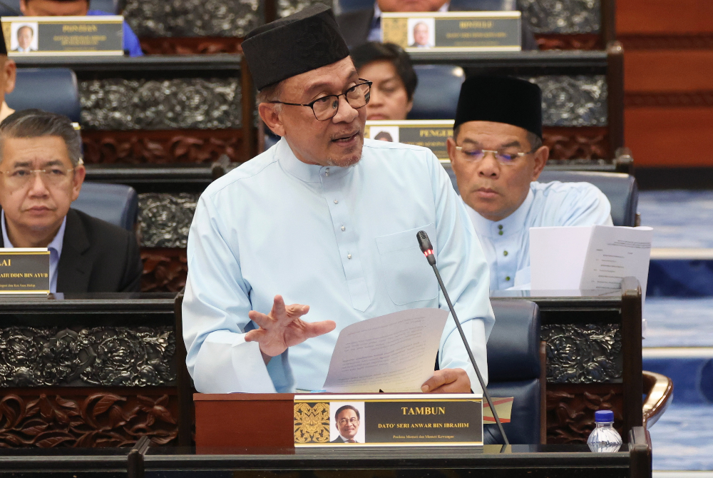 Anwar ketika membentangkan Belanjawan 2023 Malaysia Madani di Dewan Rakyat pada Jumaat. - Foto Bernama