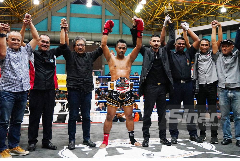 Amirol Ariffin (tengah) memenangi Tali Pinggang Johari Ghani pada Kejohanan Kuda Merah Muay Thai Antarabangsa 2023 yang diadakan di Stadium Titiwangsa, Kuala Lumpur pada Jumaat. - Foto: SINAR HARIAN/ROSLI TALIB