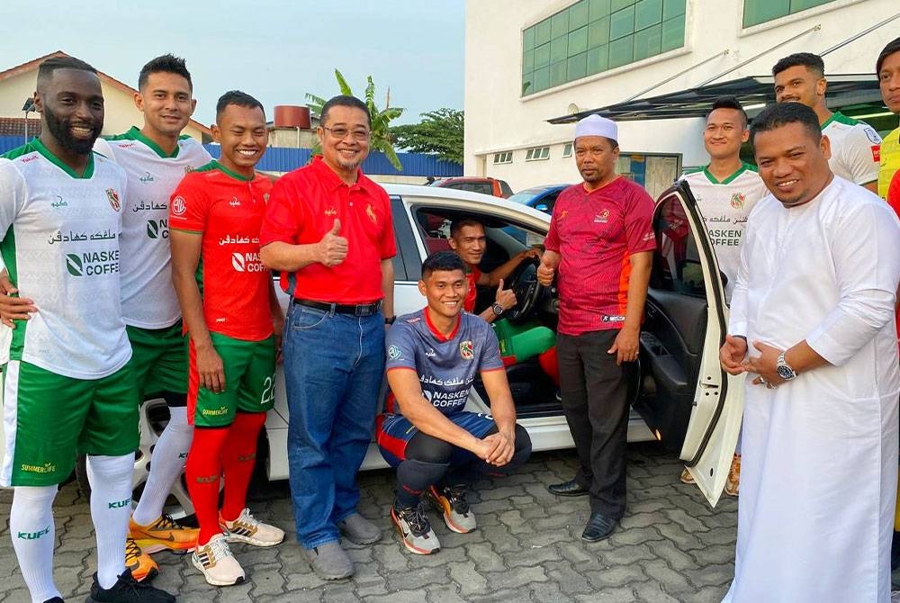 Rozi (empat, kiri) bersama pemain dan penaja pada Majlis Pelancaran Jersi dan Pengenalan Penaja Kelantan United Bagi Musim 2023.