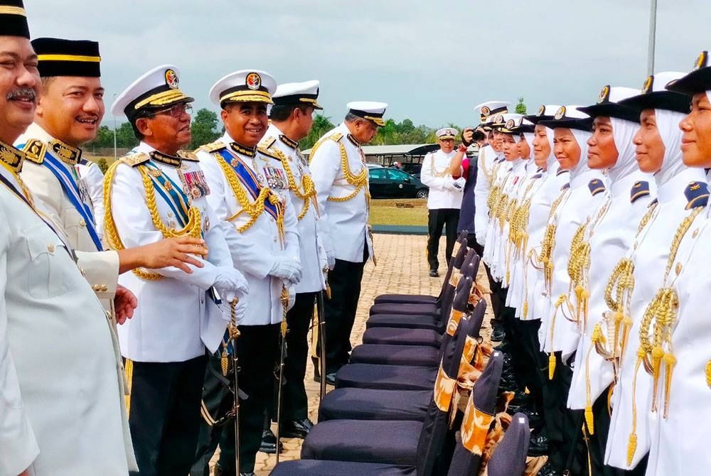 Ruji (tiga dari kiri) beramah mesra dengan pelatih Leftenan Muda Maritim Siri 11 Tahun 2022 Maritim Malaysia selepas istiadat tamat latihan di Akademi Maritim Sultan Ahmad Shah (AMSAS) pada Sabtu.