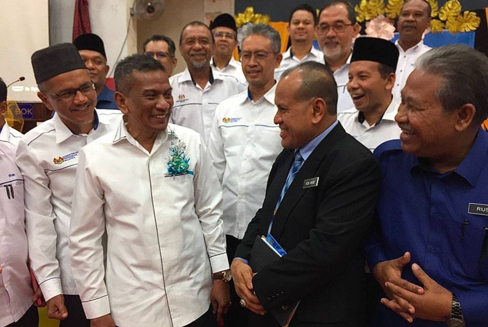 Dr Mohammad Agus (dua dari kiri) beramah-mesra dengan para hadirin ke Majlis Penerangan Konsep Malaysia Madani dalam Pendidikan di Sekolah Kebangsaan Tok Bok, Machang, pada Sabtu.