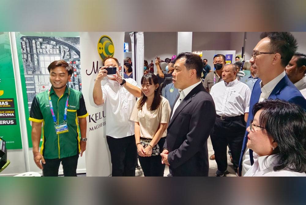 Sze Yee (empat sari kanan) melawat reruai yang menyertai pameran MATTA Fair Perak 2023.