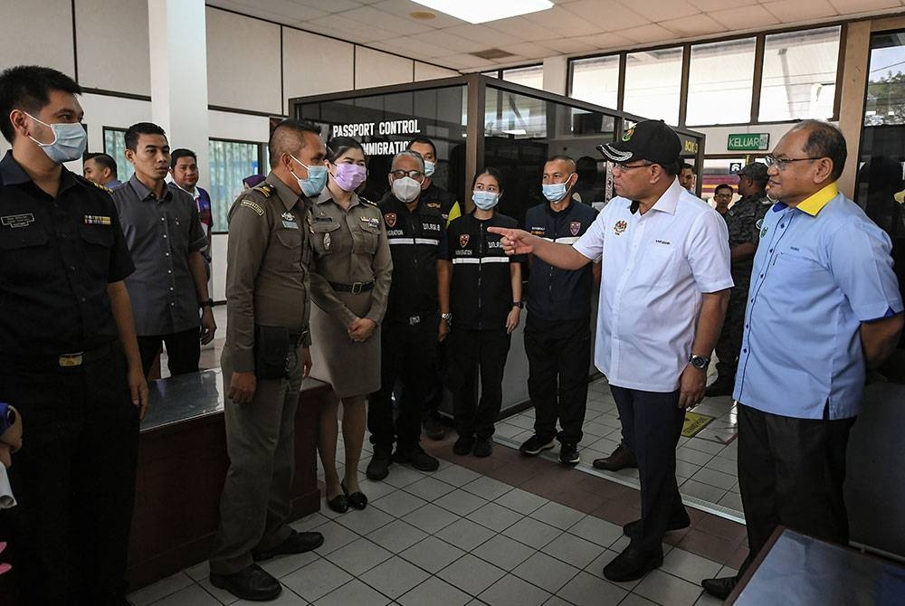 Saifuddin Nasution beramah mesra bersama pegawai penguat kuasa kerajaan Thailand ketika mengadakan lawatan kerja di ICQS Padang Besar hari ini. - Foto Bernama