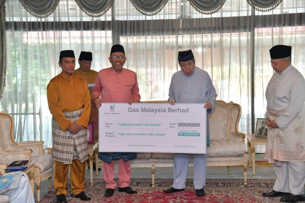 Sultan Sharafuddin (dua dari kanan) berkenan menerima serahan zakat perniagaan daripada Gas Malaysia Berhad diwakili Ahmad Hashimi (dua dari kiri) berjumlah RM3.5 juta.