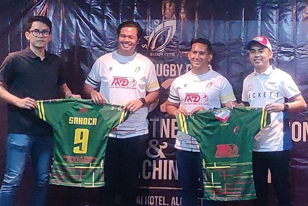 Thoriq (dua dari kiri) menunjukkan jersi pasukan ragbi tersebut pada Majlis Pengenalan Penaja dan Pelancaran Jersi SAHOCA Rugby Club di sebuah hotel, di Alor Setar, pada Sabtu.