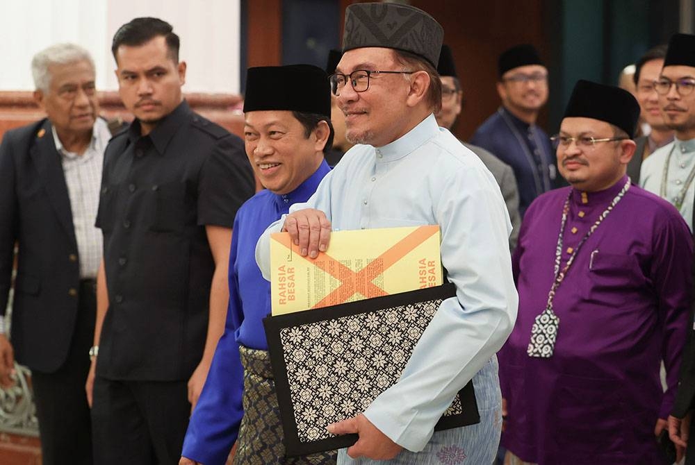 Anwar Ibrahim tiba di Bangunan Parlimen bagi membentangkan Belanjawan 2023 Malaysia Madani pada Jumaat. - Foto Bernama