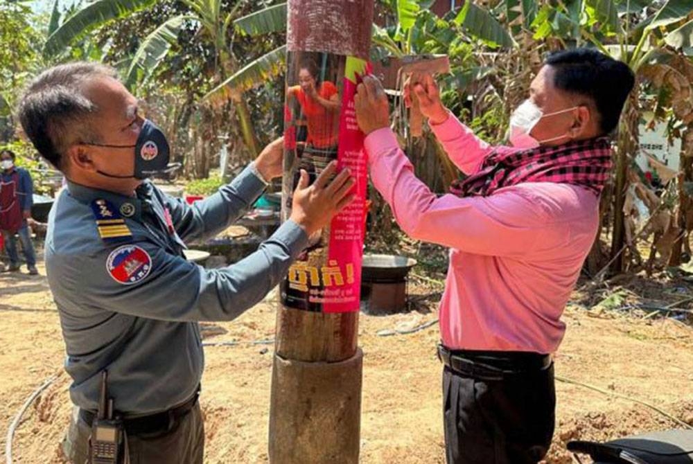 Pihak berkuasa Kemboja menampal notis langkah pencegahan H5N1 di daerah Sithor Kandal, wilayah Prey Veng. - Foto: Agensi