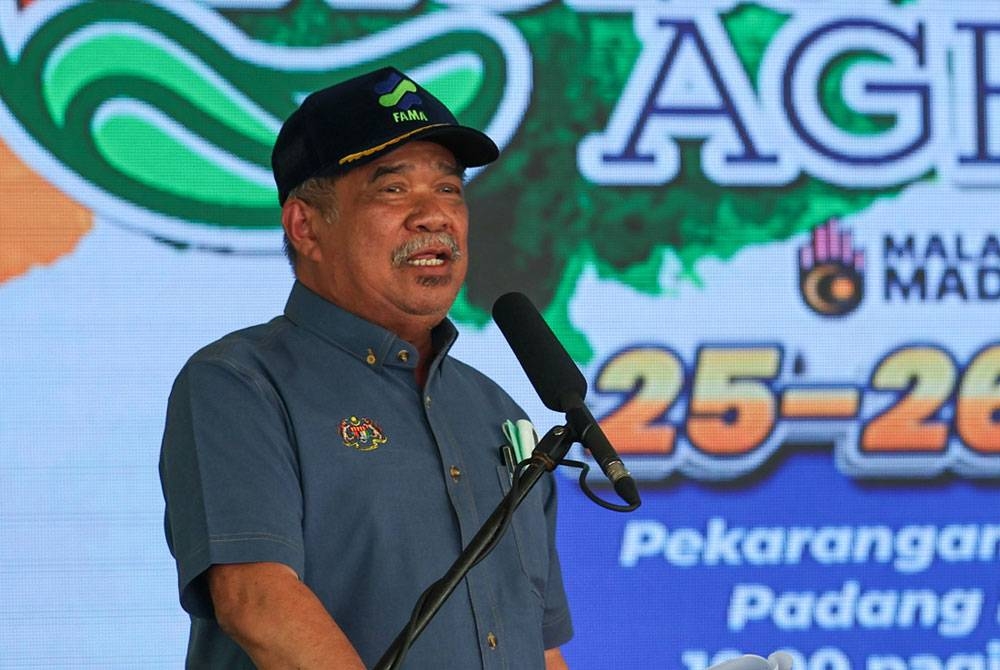 Menteri Pertanian dan Keterjaminan Makanan Datuk Seri Mohamad Sabu menyampaikan ucapan pada Program Jelajah Agrotourism dan Agroyouth Kementerian Pertanian dan Keterjaminan Makanan Pulau Pinang 2023 di Padang Kota Lama - Foto Bernama