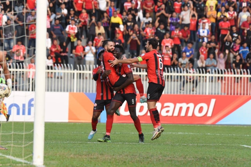 Miguel Cifuentes diraikan rakan sepasukan selepas menjaringkan gol pada aksi Liga Super Kelantan FC menentang Kuching City di Stadium Sultan Muhammad IV, Kota Bharu pada Sabtu.